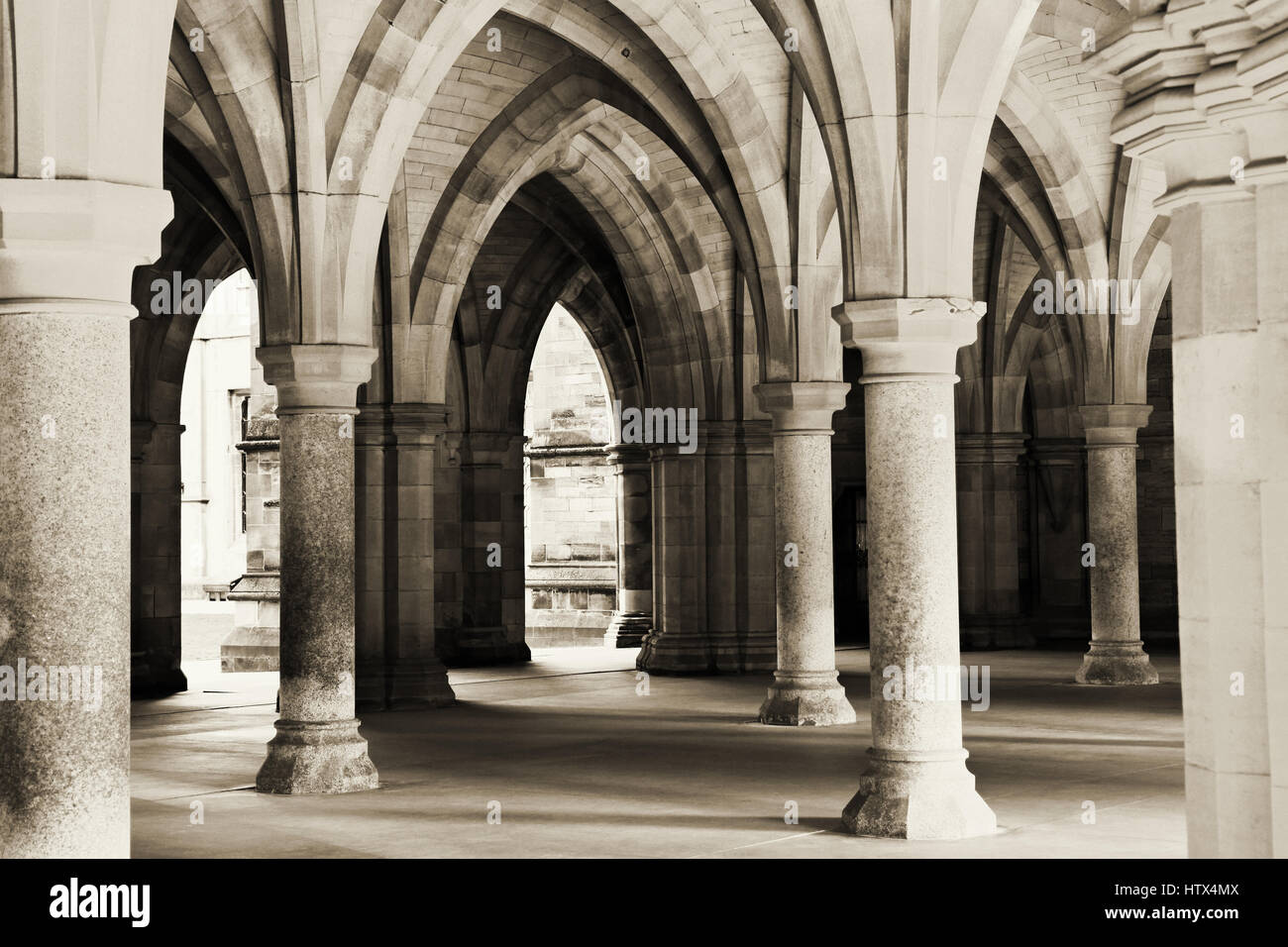 Arcos en el edificio de la Universidad de Glasgow. Escocia, Reino Unido Foto de stock