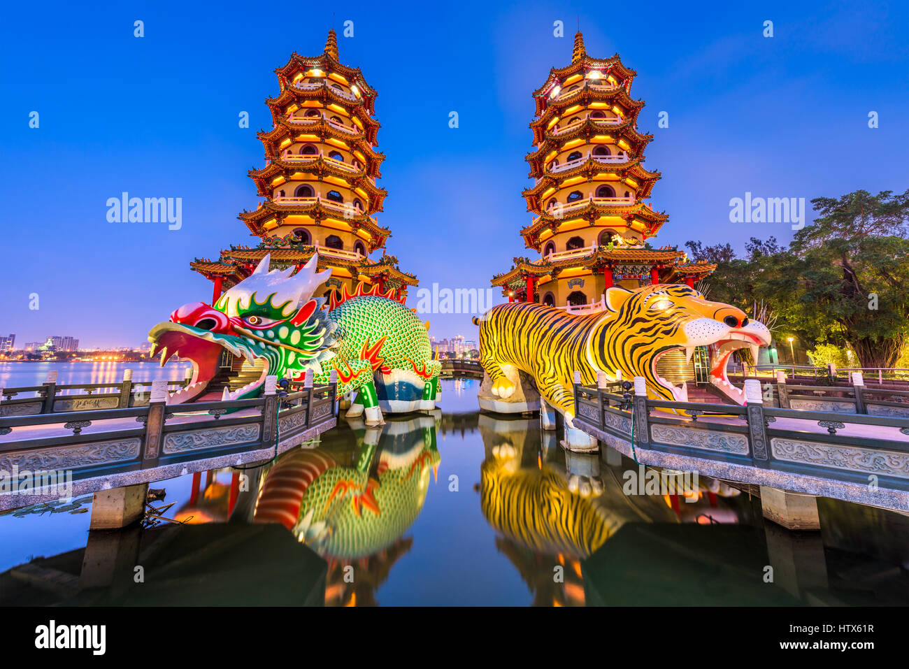 Kaohsiung, Taiwán Lotus Estanque del Dragón y Tigre Pagodas en la noche. Foto de stock