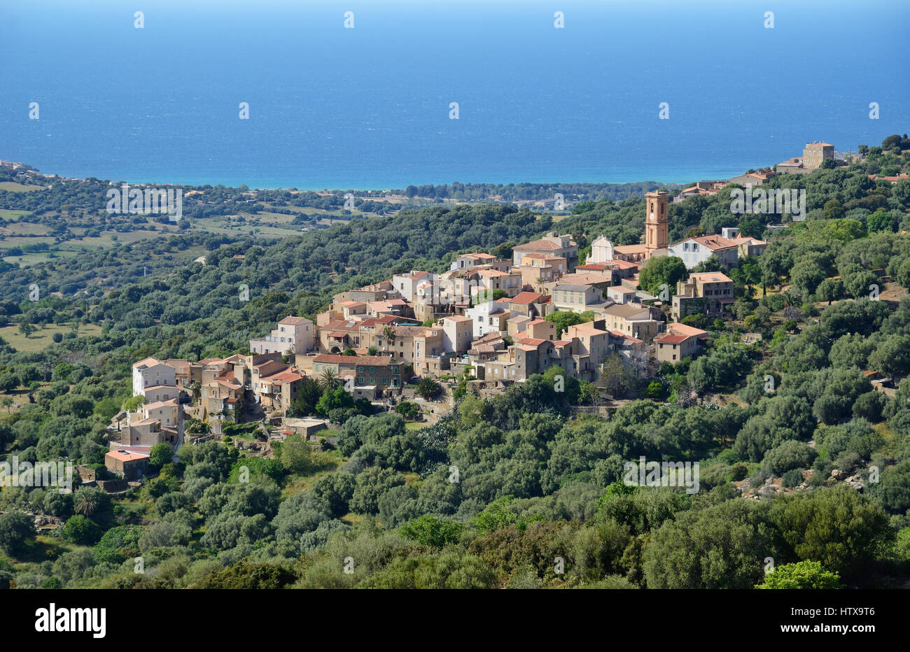 El pueblo de la colina está situado por encima de la llanura costera de la región de Balagne. Foto de stock
