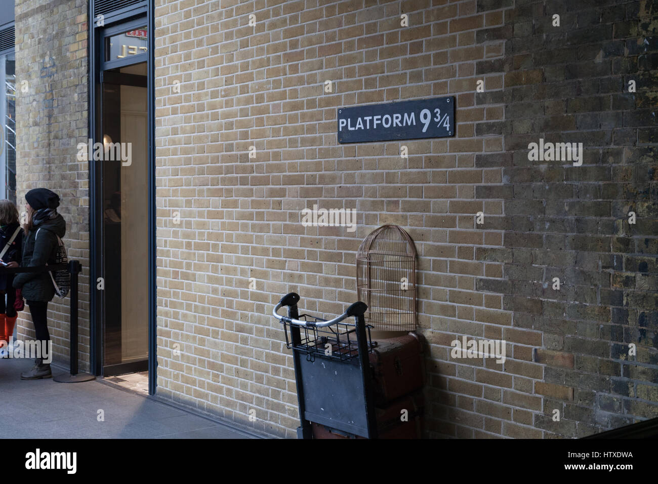 Plataforma de Harry Potter 9 3/4 en la Estación Kings Cross, Londres Foto de stock