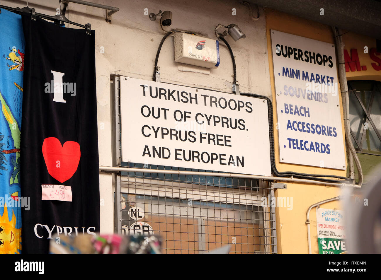 Aviso anti turco en el mercado Ano Pafos, Chipre. Foto de stock