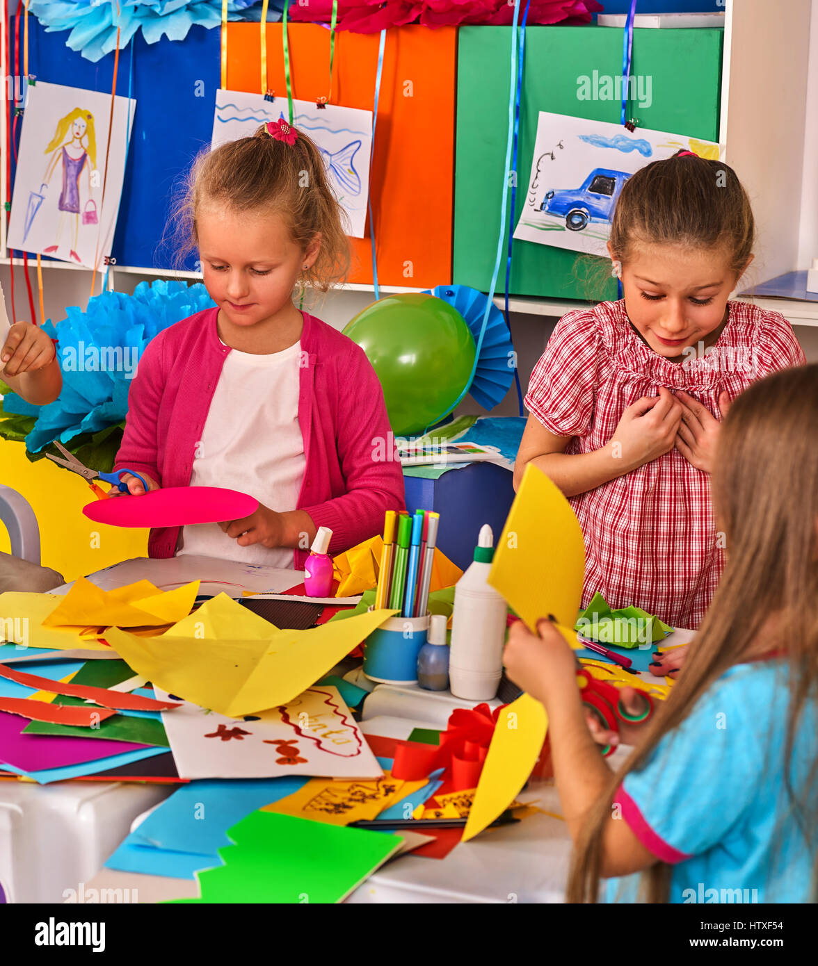 Los niños de corte de papel en clase. Desarrollo lerning social en la  escuela Fotografía de stock - Alamy