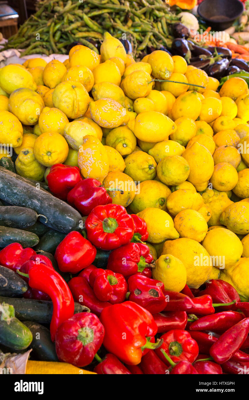 En Fes, Marruecos. Los limones y pimientos rojos en el Bab Mahrouk mercado. Foto de stock