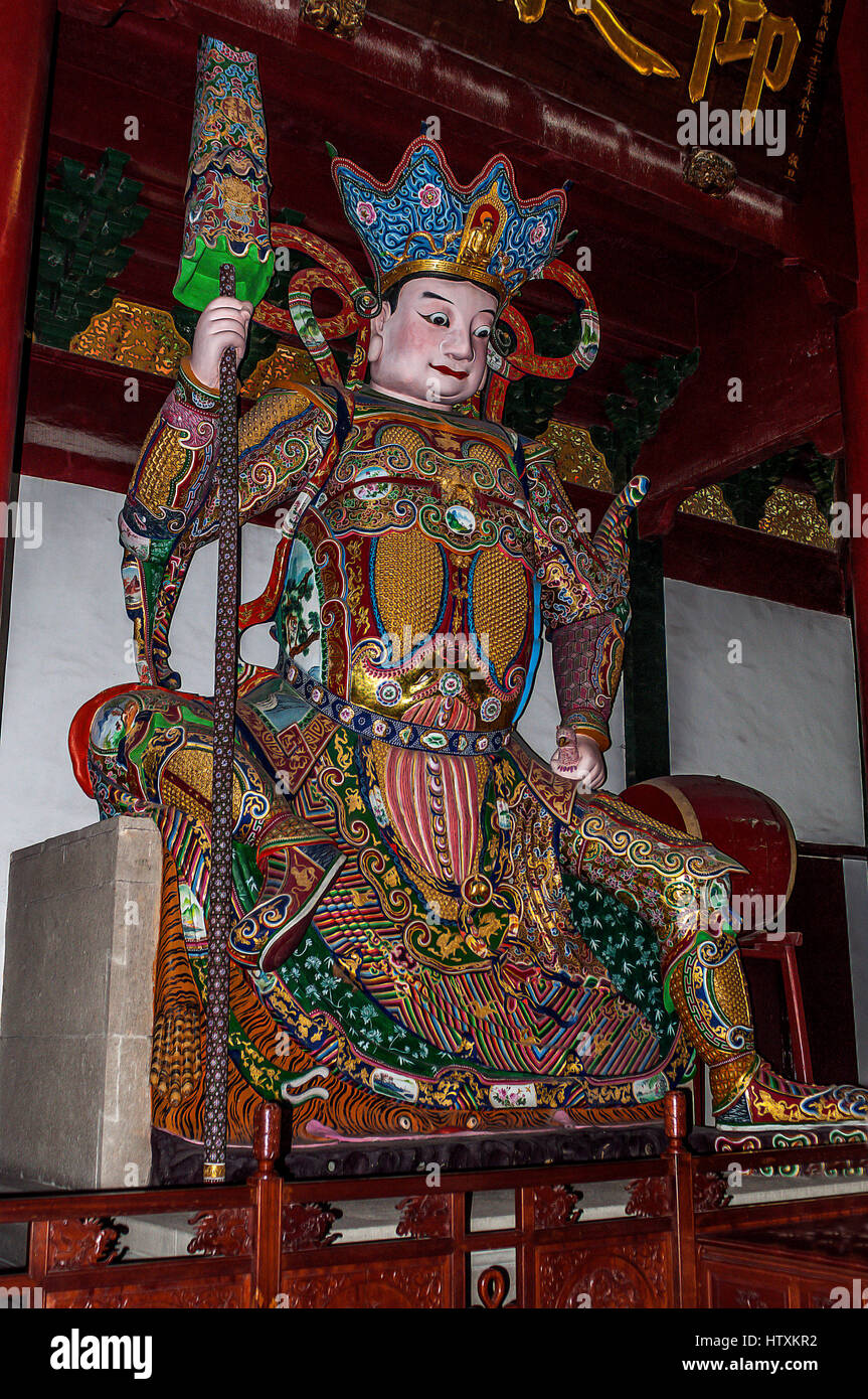 China. Hall de gobernantes celestial - una de las salas más importantes en los templos budistas. Estatua Dhanada con un paraguas - Audiencia. Foto de stock