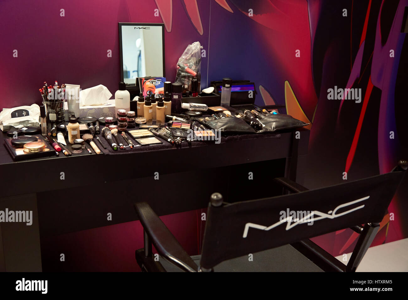 Mac cosmetics patrocinador en la Semana de la moda de Milán: variados  productos faciales y oculares en el negro maquillaje mesa y silla  Fotografía de stock - Alamy