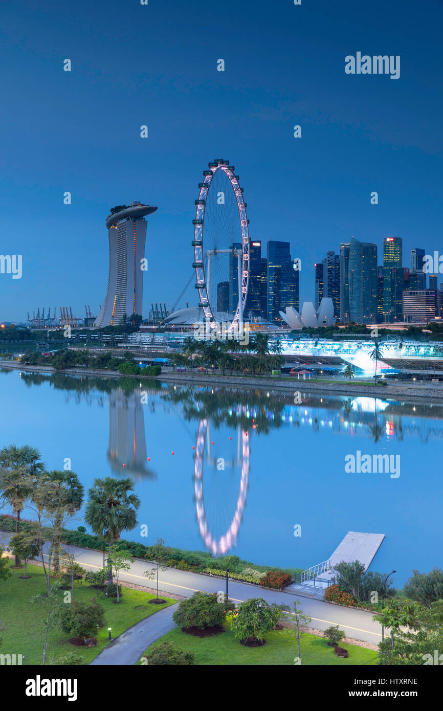 Vista de Singapore Flyer y Marina Bay Sands Hotel al amanecer, Singapur Foto de stock