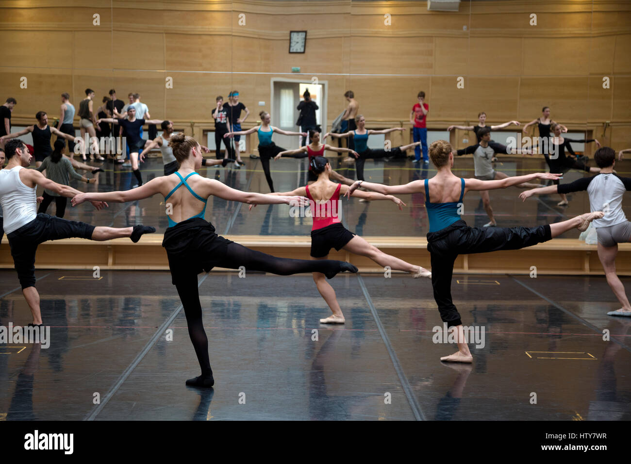 Bailarinas ensayan la danza elementos de la sala de ensayo del Teatro Bolshoi de Rusia en Moscú Foto de stock
