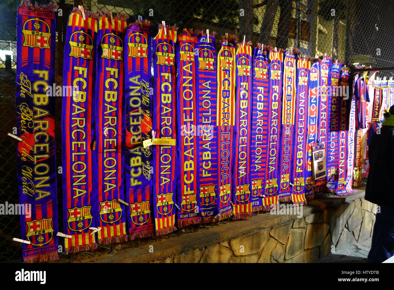 mostaza Gorrión Para un día de viaje Bufandas de fútbol del FC Barcelona Fotografía de stock - Alamy