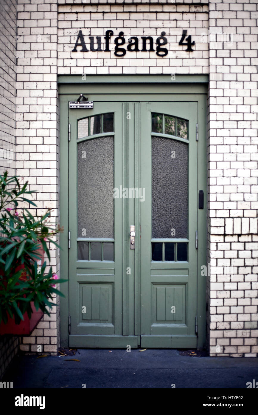 Puertas verde oliva fotografías e imágenes de alta resolución - Alamy