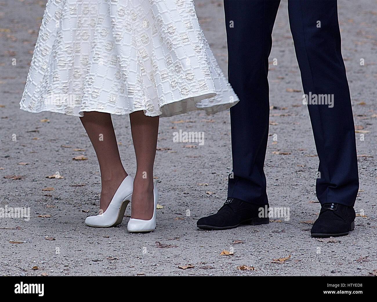 Las piernas de la novia y el novio Foto de stock