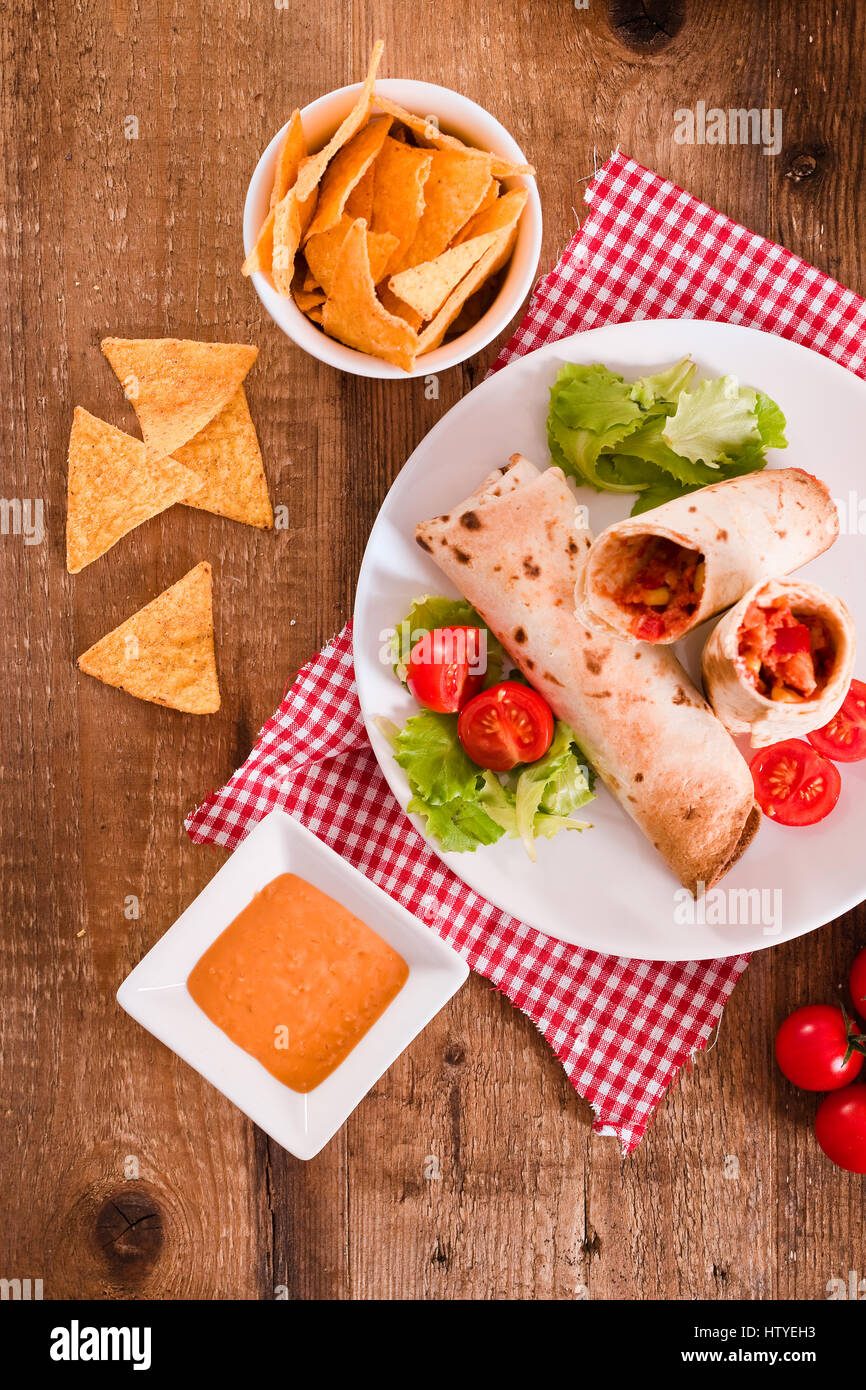 La tortilla wraps con pollo y verduras Fotografía de stock Alamy