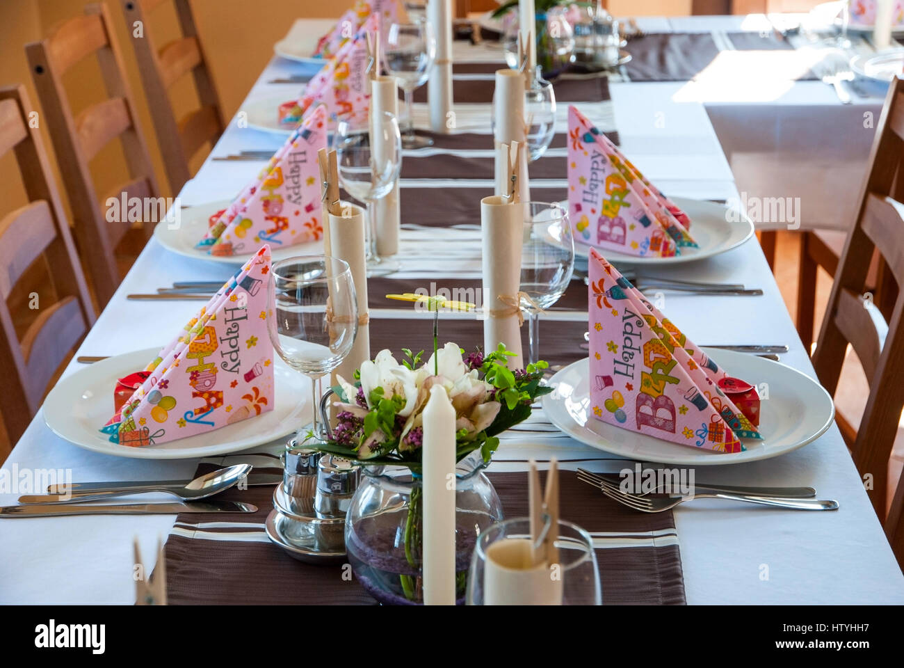Decoración de la mesa de cumpleaños con platos, vasos, servilletas y flores  Fotografía de stock - Alamy
