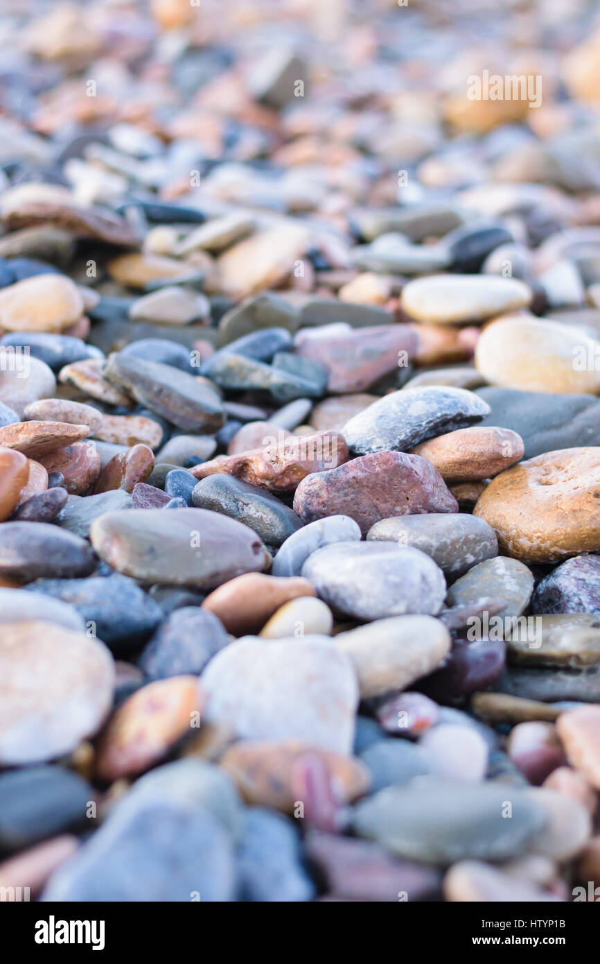 Imagen de piedras naturales en una playa en Marruecos fotografiado con luz natural y muy poca profundidad de campo. Foto de stock