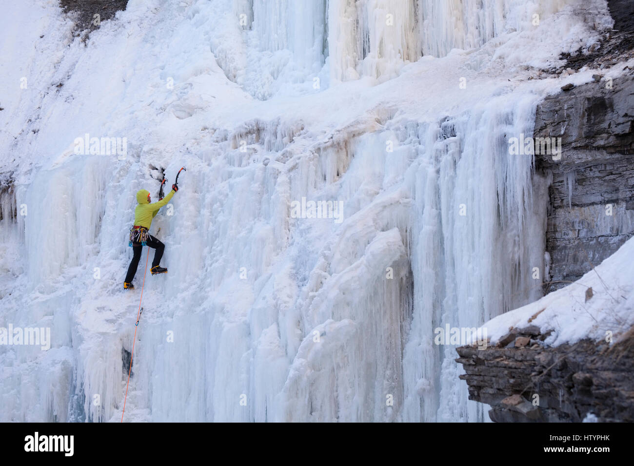 Una escalada Escalador de hielo congelado El Buttermilk Falls en Hamilton, Ontario, Canadá. Foto de stock
