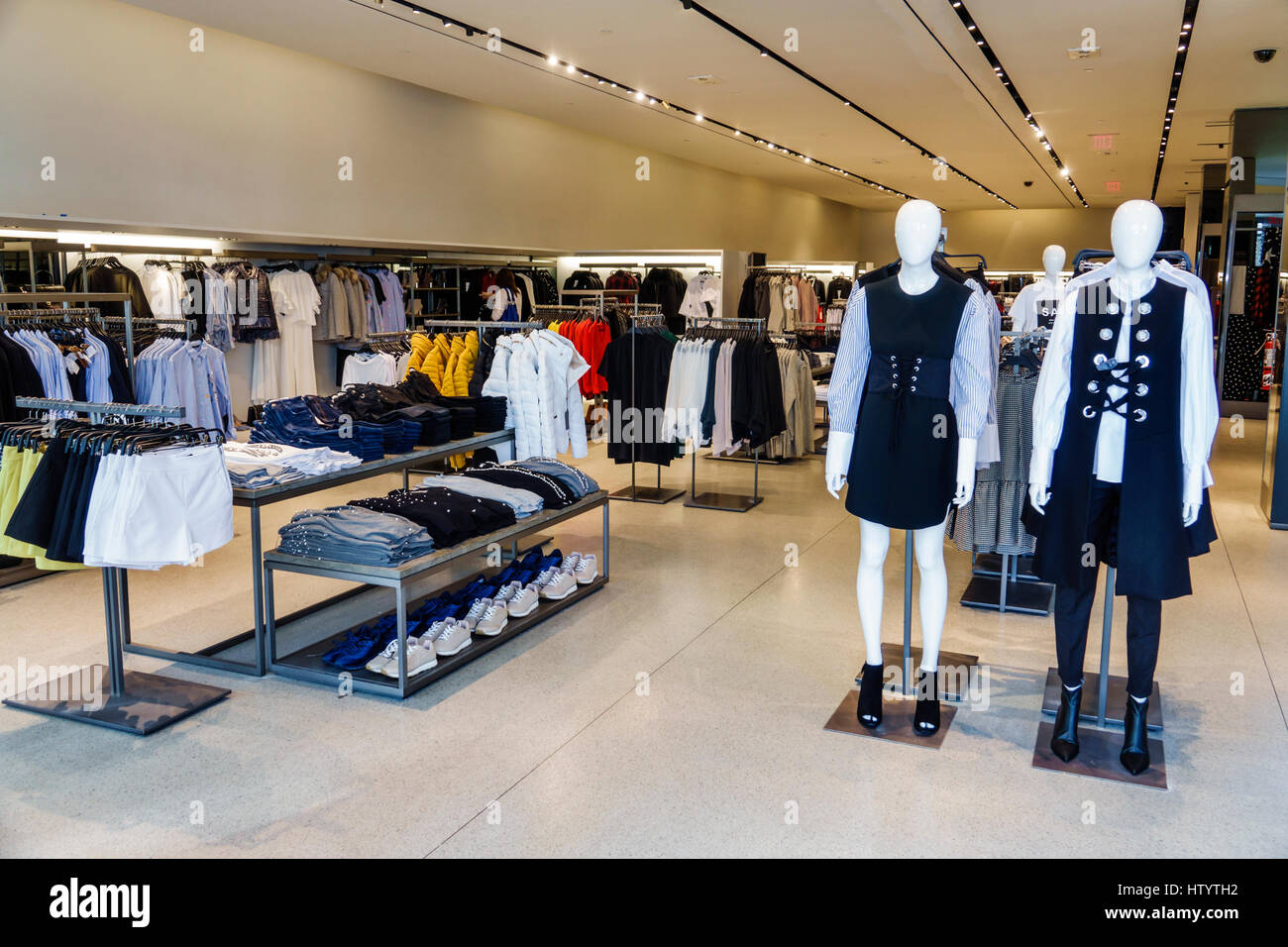 Florida South,Miami Beach,Lincoln Road Mall,Zara,tienda,interior,cadena de  moda española,ropa de mujer,moda,mannequin,venta de pantalla pr Fotografía  de stock - Alamy