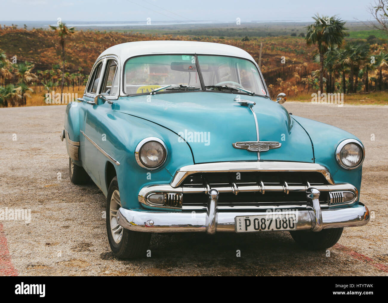 Un viejo taxi Chevrolet azul en un aparcamiento en las afueras de la ciudad de Trinidad, Cuba Foto de stock