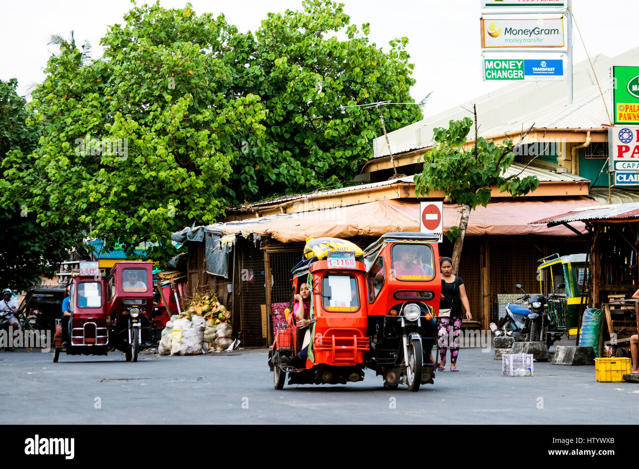 Escena callejera con triciclos, cerca del Mercado Central, la ciudad de Legazpi, Filipinas Foto de stock