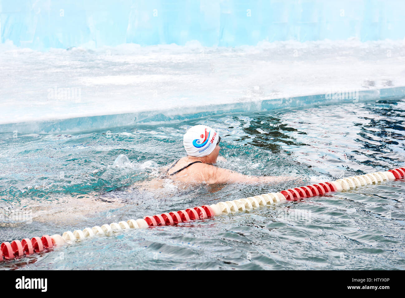 SAHYURTA, región de Irkutsk, Rusia - Marzo 11.2017: copa de Baikal. Las competiciones de natación de invierno. Mujer flotando en el agua muy fría Foto de stock