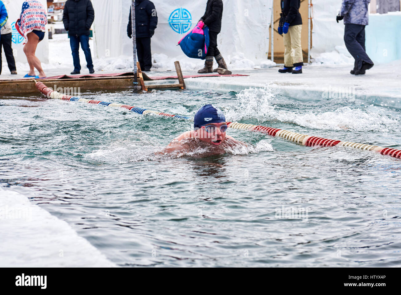 SAHYURTA, región de Irkutsk, Rusia - Marzo 11.2017: copa de Baikal. Las competiciones de natación de invierno. Los nadadores cara arriba el agua Foto de stock