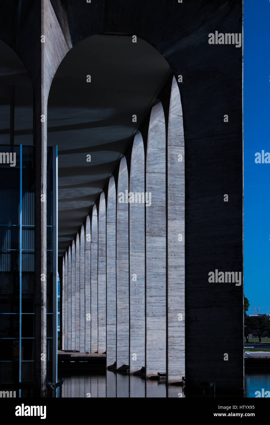 Detalle de las columnas del Palacio de Itamaraty, también conocido como Palacio de los Arcos - Relaciones Exteriores del Brasil, Brasilia, DF. Foto de stock