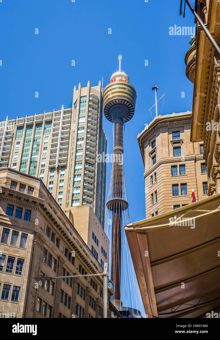 Australia, New South Wales, Sydney, mole's eye vista desde la calle del mercado con el edificio Queen Victoria ans Sydney Tower Foto de stock