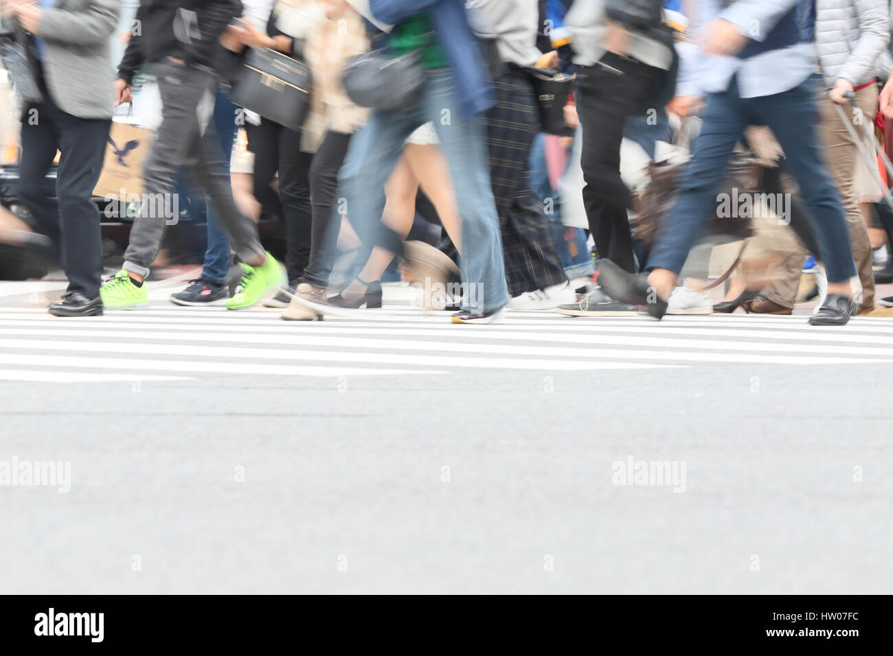 Gente paseando por la ciudad de Tokio, Japón Foto de stock