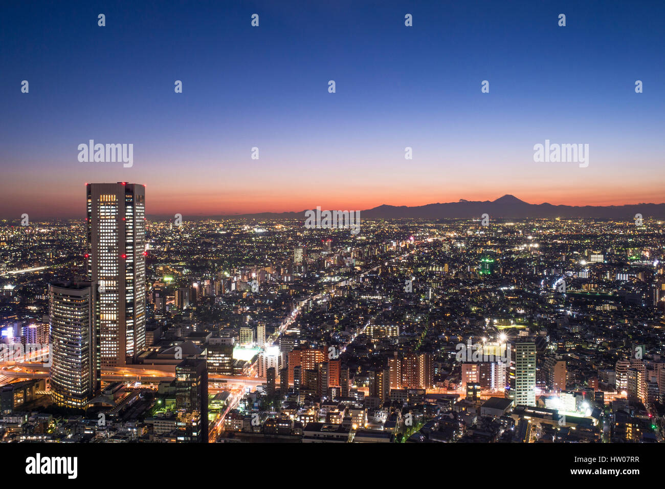 En la penumbra de la ciudad de Tokio con el Monte Fuji en el fondo Foto de stock