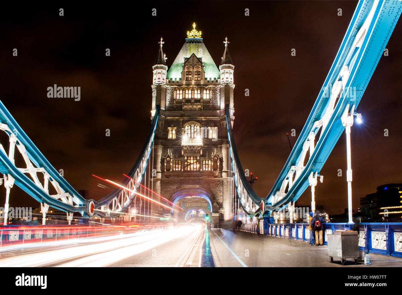 Tower Bridge de Londres de noche - UK Foto de stock