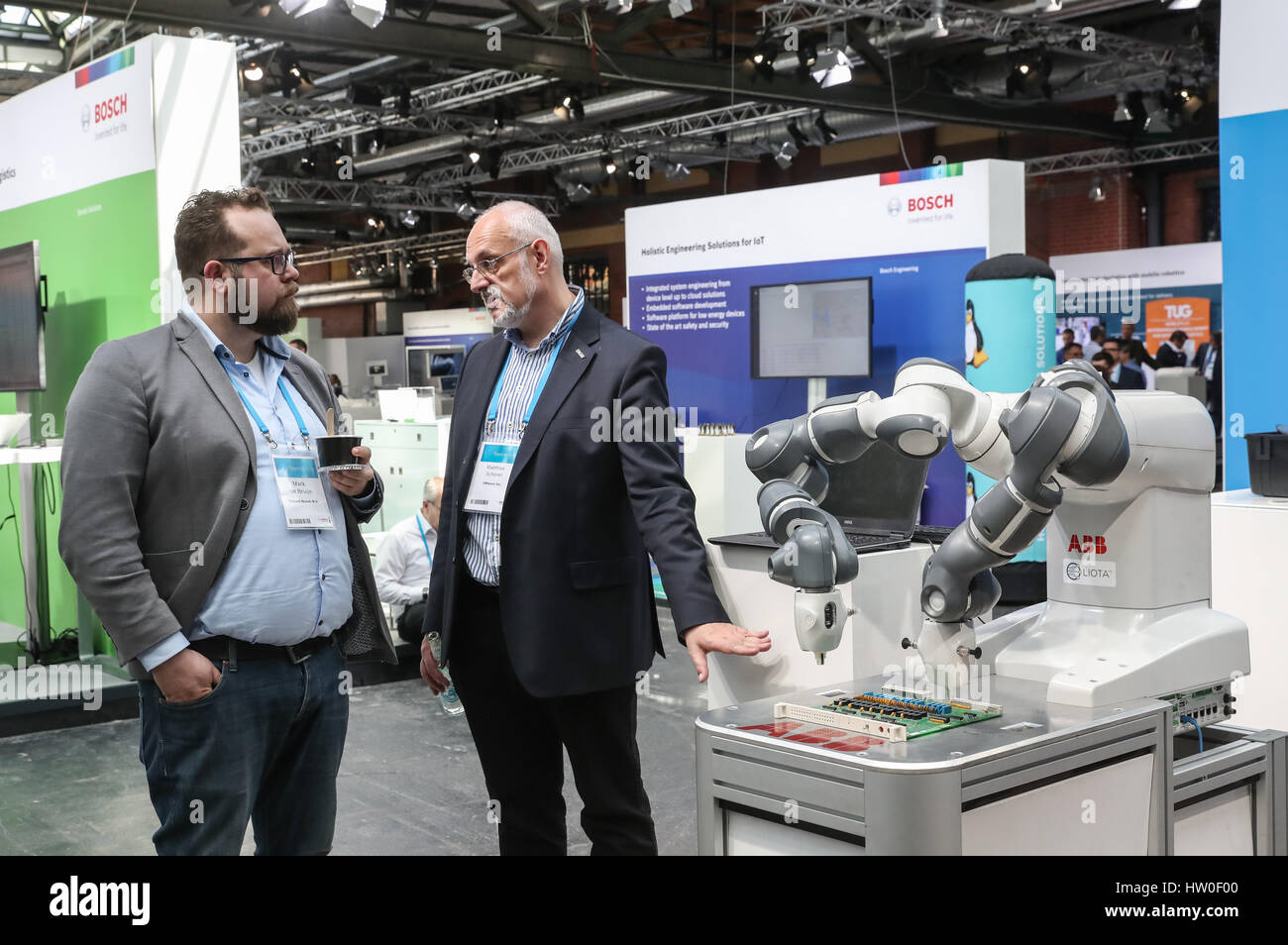 Berlín, Alemania. 15 Mar, 2017. Dos visitantes hablar delante de un robot  durante el Bosch ConnectedWorld 2017 en Berlín, capital de Alemania, el 15  de marzo de 2017. El Bosch ConnectedWorld 2017,