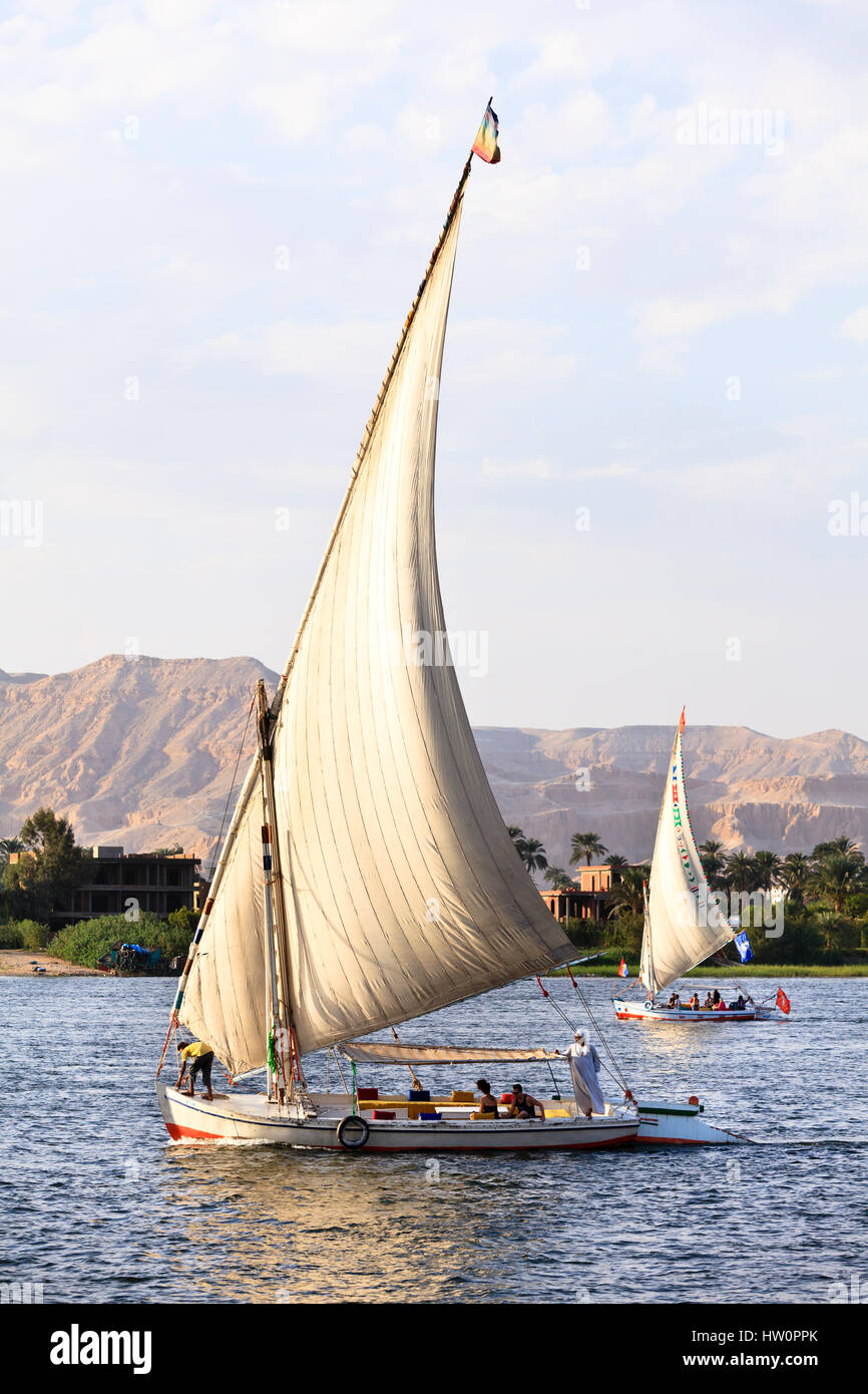 Feluchos en el Nilo en Luxor, Egipto Foto de stock