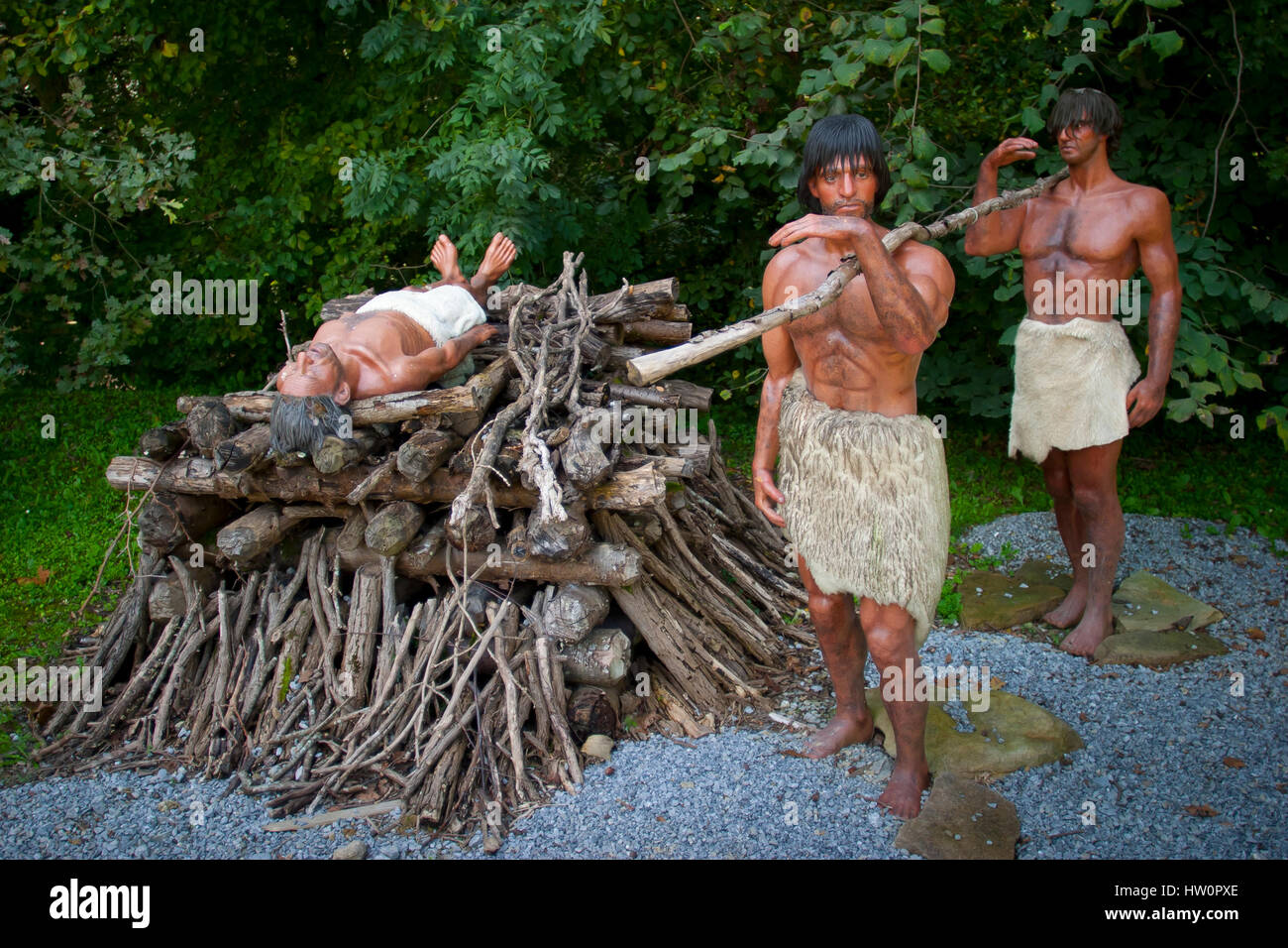 Rito de cremación prehistórica (reproducción Fotografía de stock Alamy