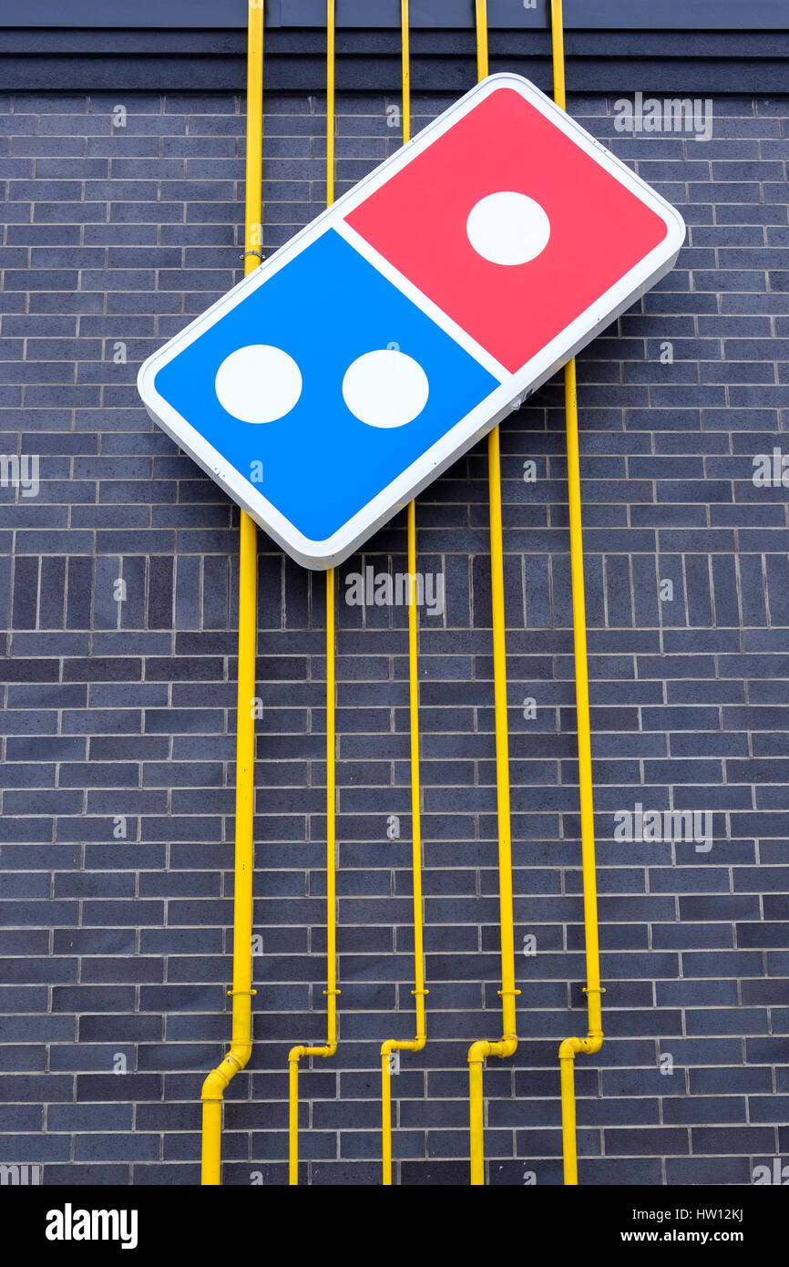 Dominos pizza logo fotografías e imágenes de alta resolución - Alamy