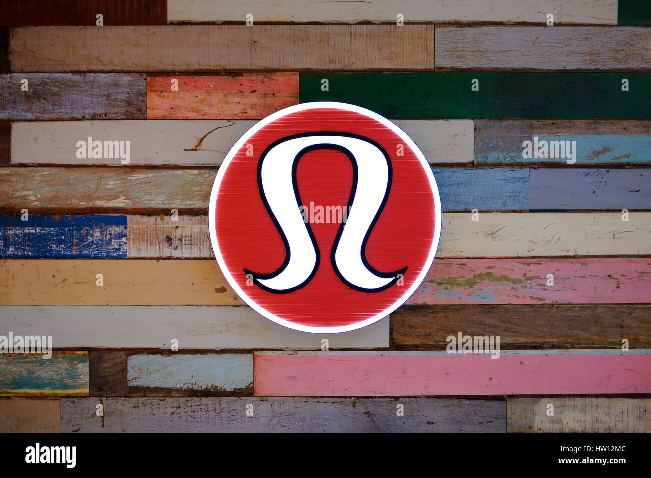 Lululemon Athletica logo, logotipo de neón, tienda de ropa atlética canadiense signo, distribuidor, tienda de ropa en Masonville Place, London, Ontario, Canadá. Foto de stock