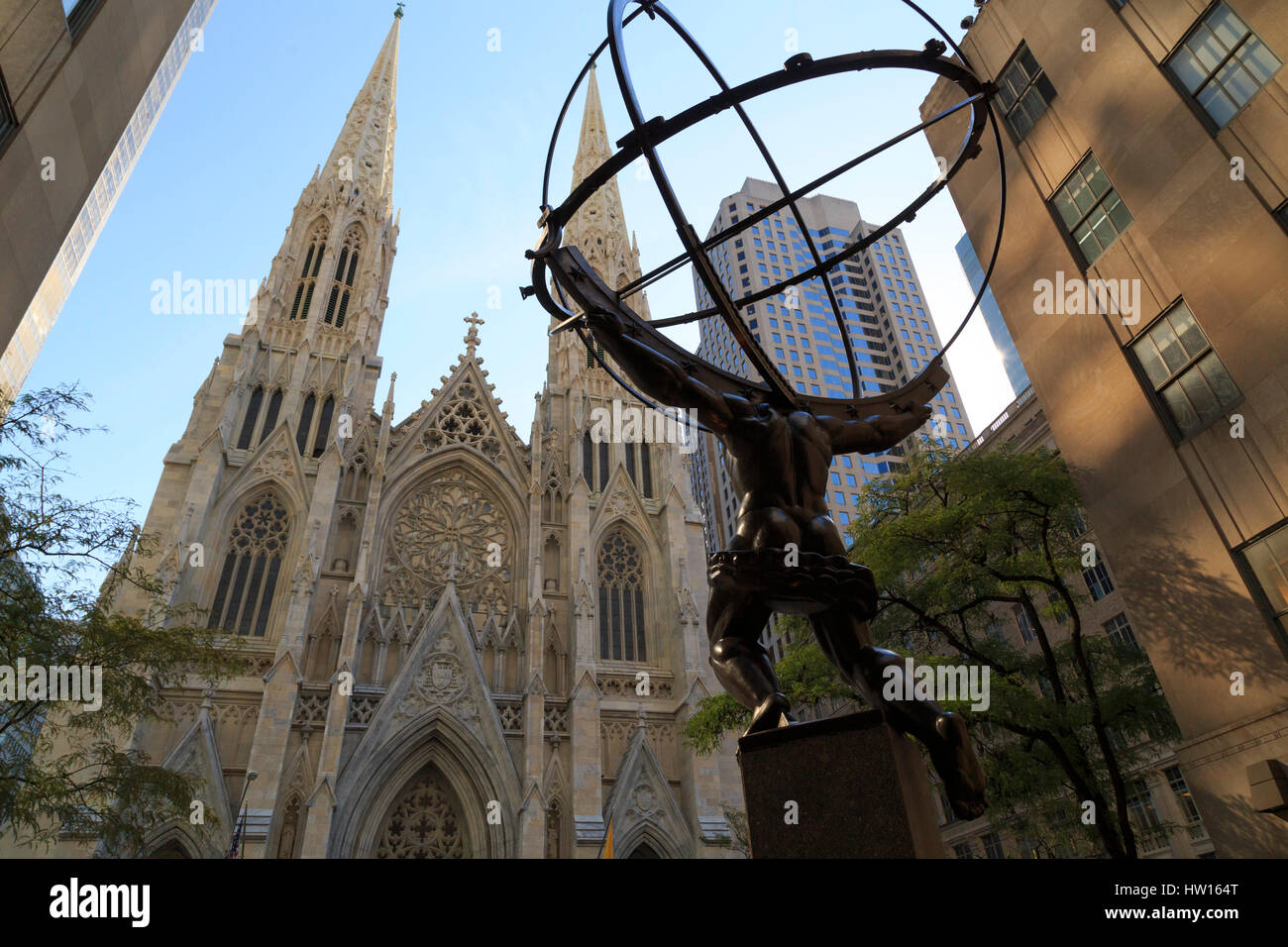 Los Estados Unidos, Nueva York, Manhattan, Ciudad de Nueva York, el Rockefeller Center, la Estatua de Atlas y la Catedral de San Patricio Foto de stock