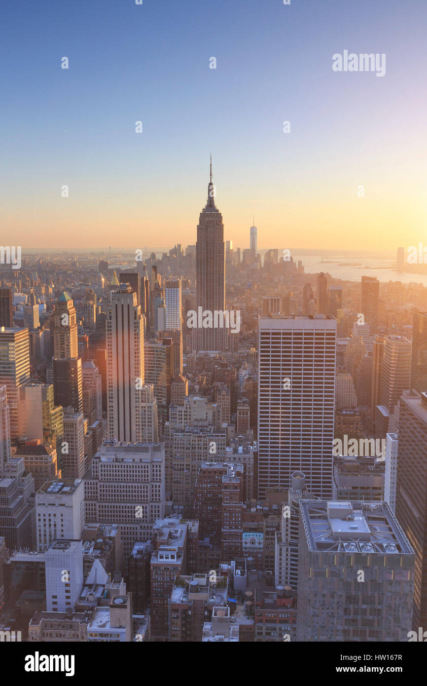 Los Estados Unidos, Nueva York, Manhattan, parte superior de la roca observatorio, Midtown Manhattan y el Empire State Building. Foto de stock