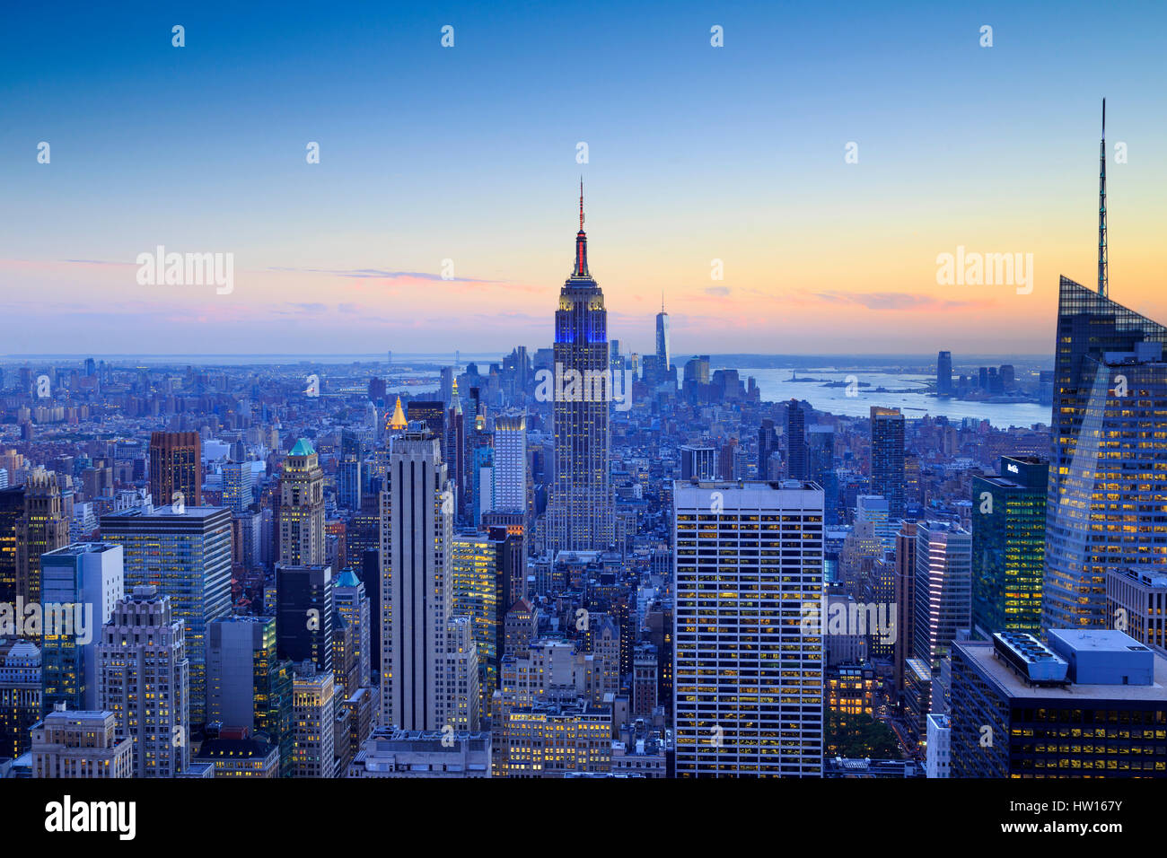 Los Estados Unidos, Nueva York, Manhattan, parte superior de la roca observatorio, Midtown Manhattan y el Empire State Building. Foto de stock
