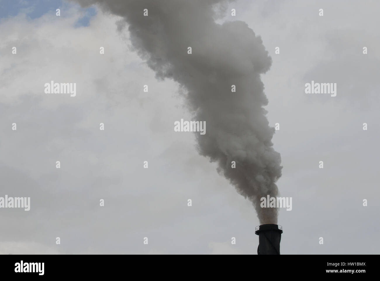 Fumar chimenea industrial, rauchender Industriekamin Foto de stock