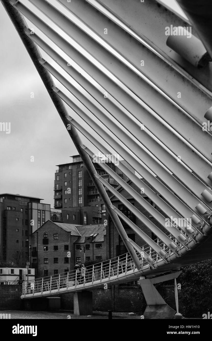 Pasarela moderna a través de la cuenca del Canal de Bridgewater, Castlefield, Manchester Foto de stock