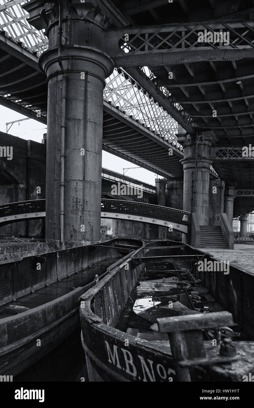 Geometría compleja de viaductos y puentes: Bridgewater Canal cuenca, Castlefield, Manchester Foto de stock