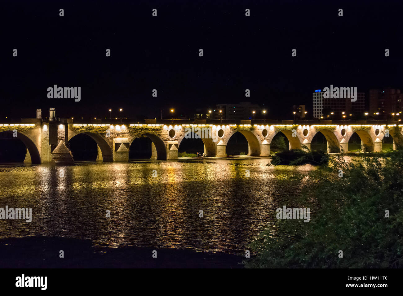 Puente de palmas por la noche (Puente de Palmas, Badajoz), España Foto de stock