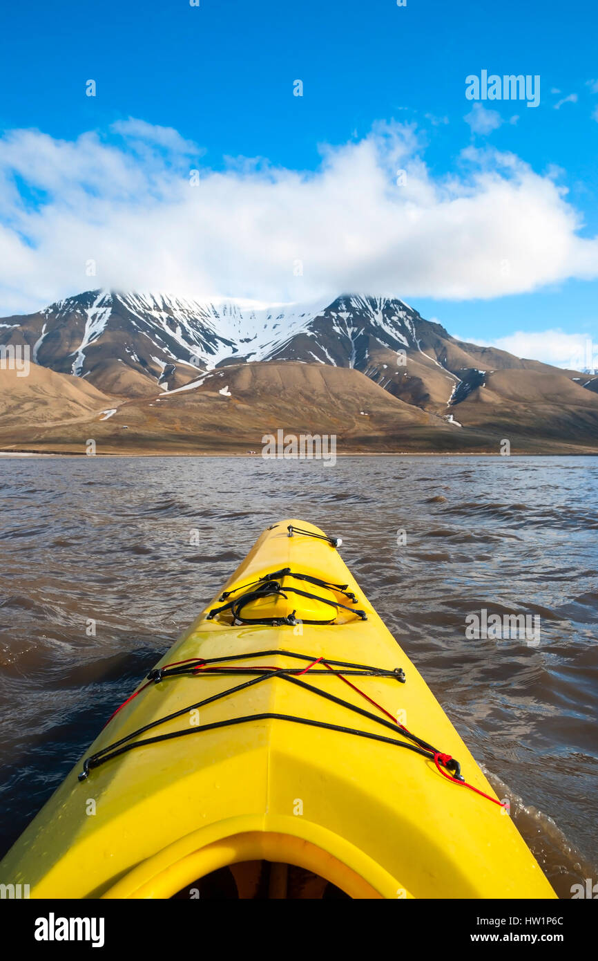 Kayak en el mar, la vista en primera persona, ártico, Noruega Foto de stock