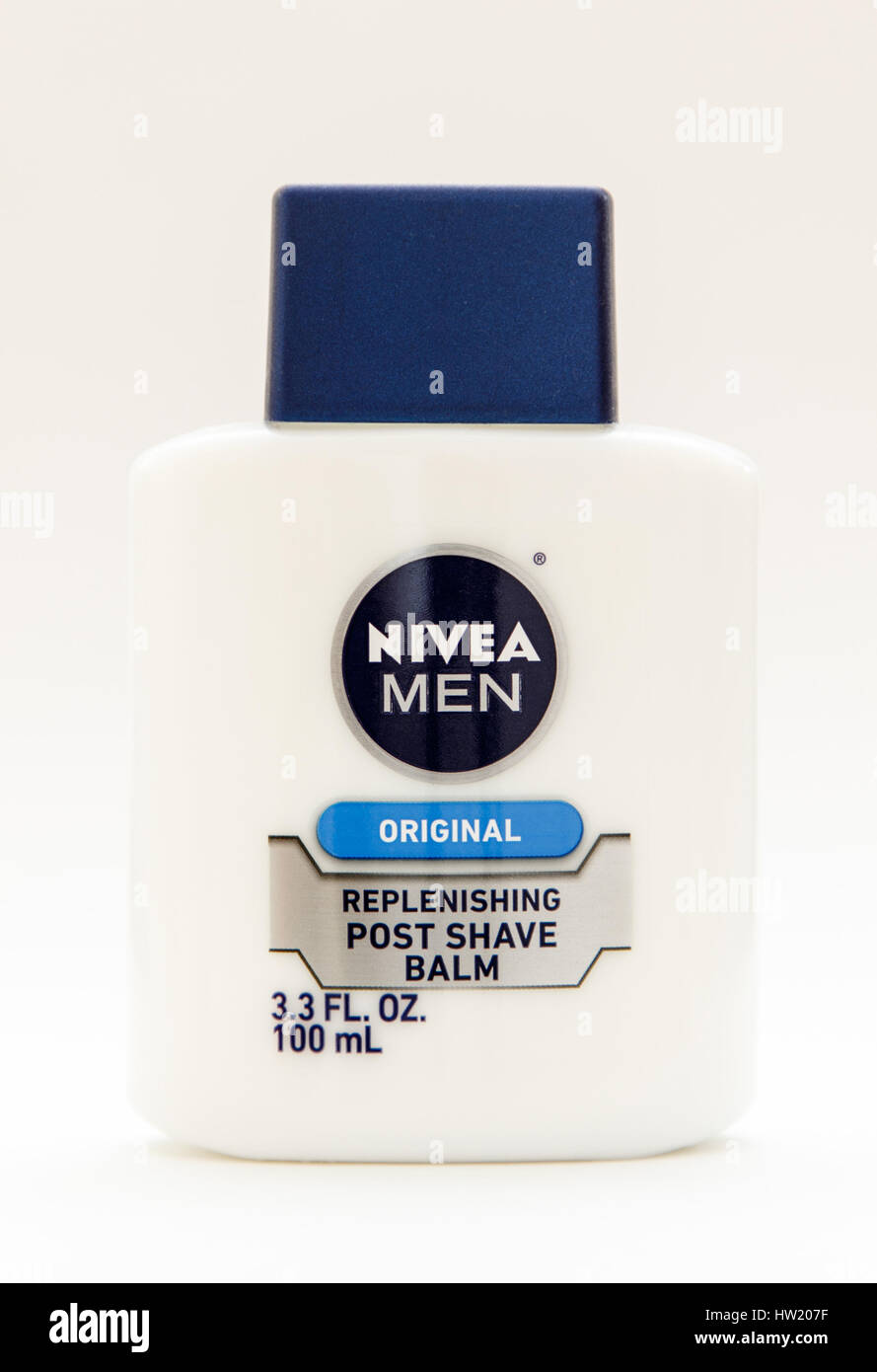Botella de Nivea post afeitado bálsamo está en contra del fondo blanco. Foto de stock
