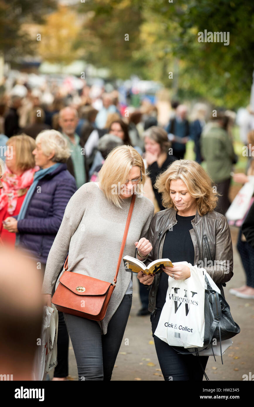 Los visitantes al Sunday Times Cheltenham Festival de la literatura Oct 2016 Foto de stock