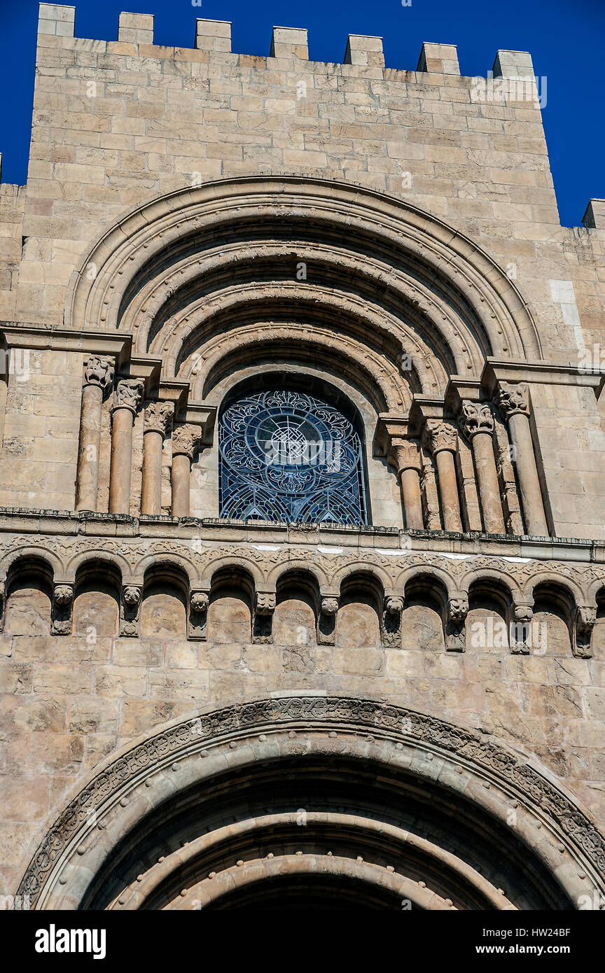 Coimbra, Portugal . Monasterio de la Santa Cruz . La tumba de los dos primeros reyes de Portugal - Afonso I el Grande y Sancho I - es un nacional Panthe Foto de stock