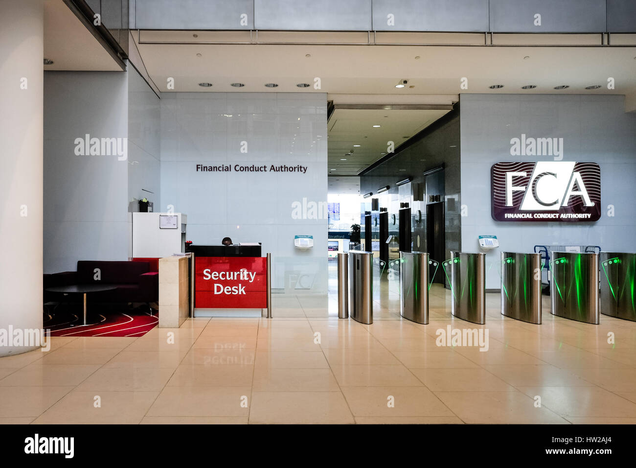 Vestíbulo de entrada del comportamiento financiero competente (FCA) Edificio en Canary Wharf, uno de los dos distritos financieros de Londres. Foto de stock