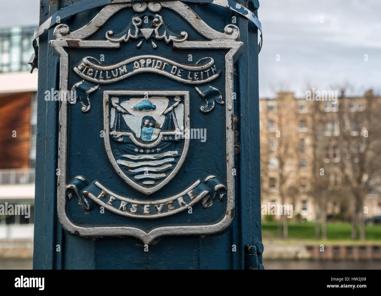 Cerca del lema de Leith en la vieja farola decorativa, la orilla, Leith, Edimburgo, Escocia, Reino Unido Foto de stock