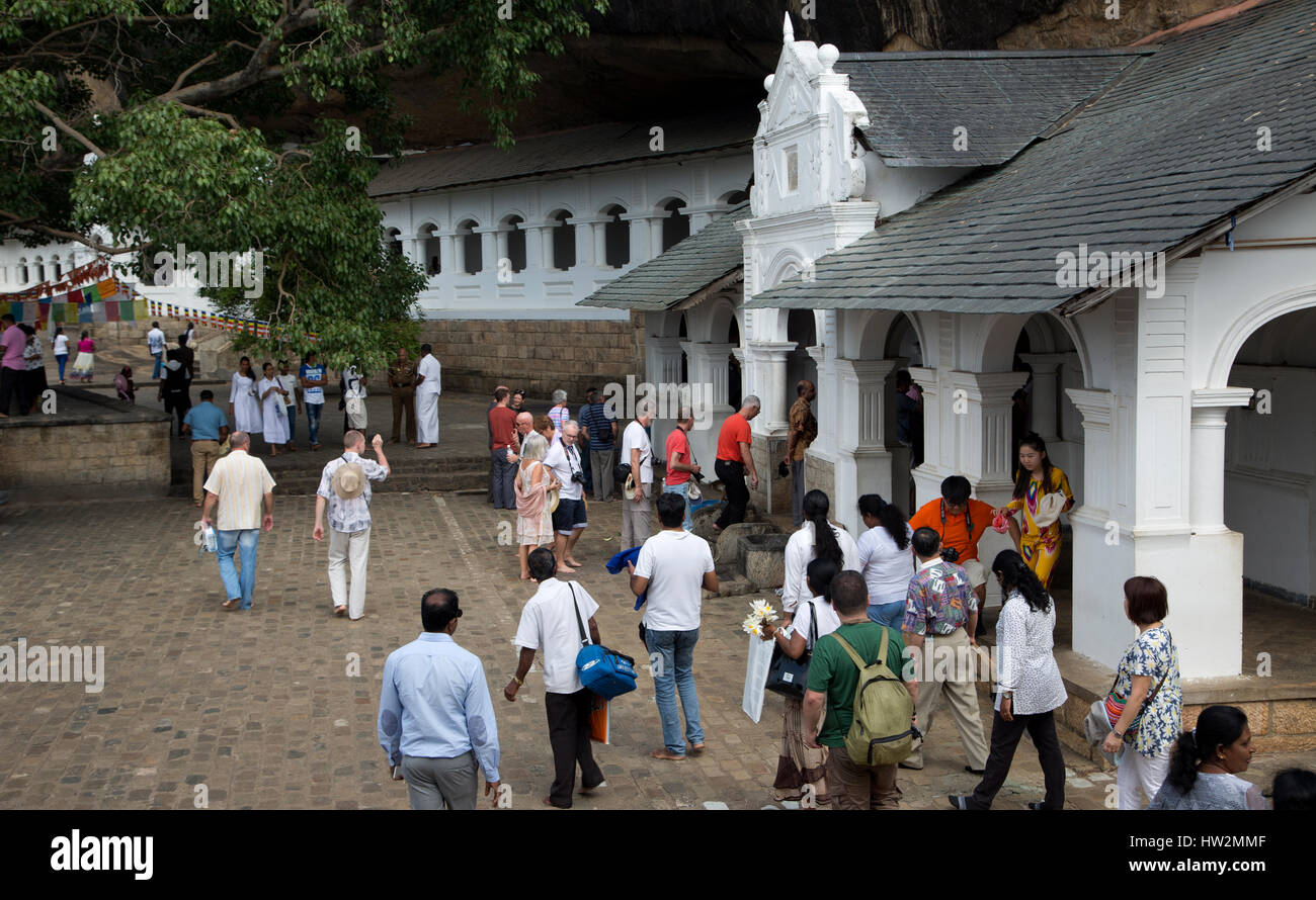 Dambulla Sri Lanka Dambulla Templos Cueva los visitantes de fuera de entrada Foto de stock