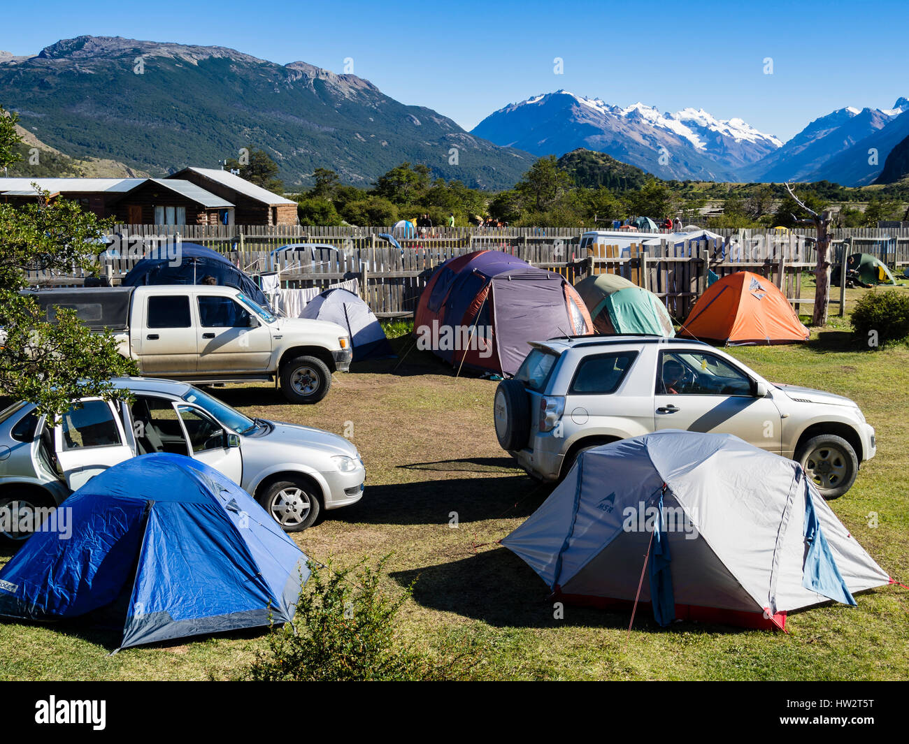 Carpas en camping en El Chaltén, valla de madera como refugio contra los  vientos patagónicos, el Parque Nacional Los Glaciares, Patagonia,  Argentinia Fotografía de stock - Alamy