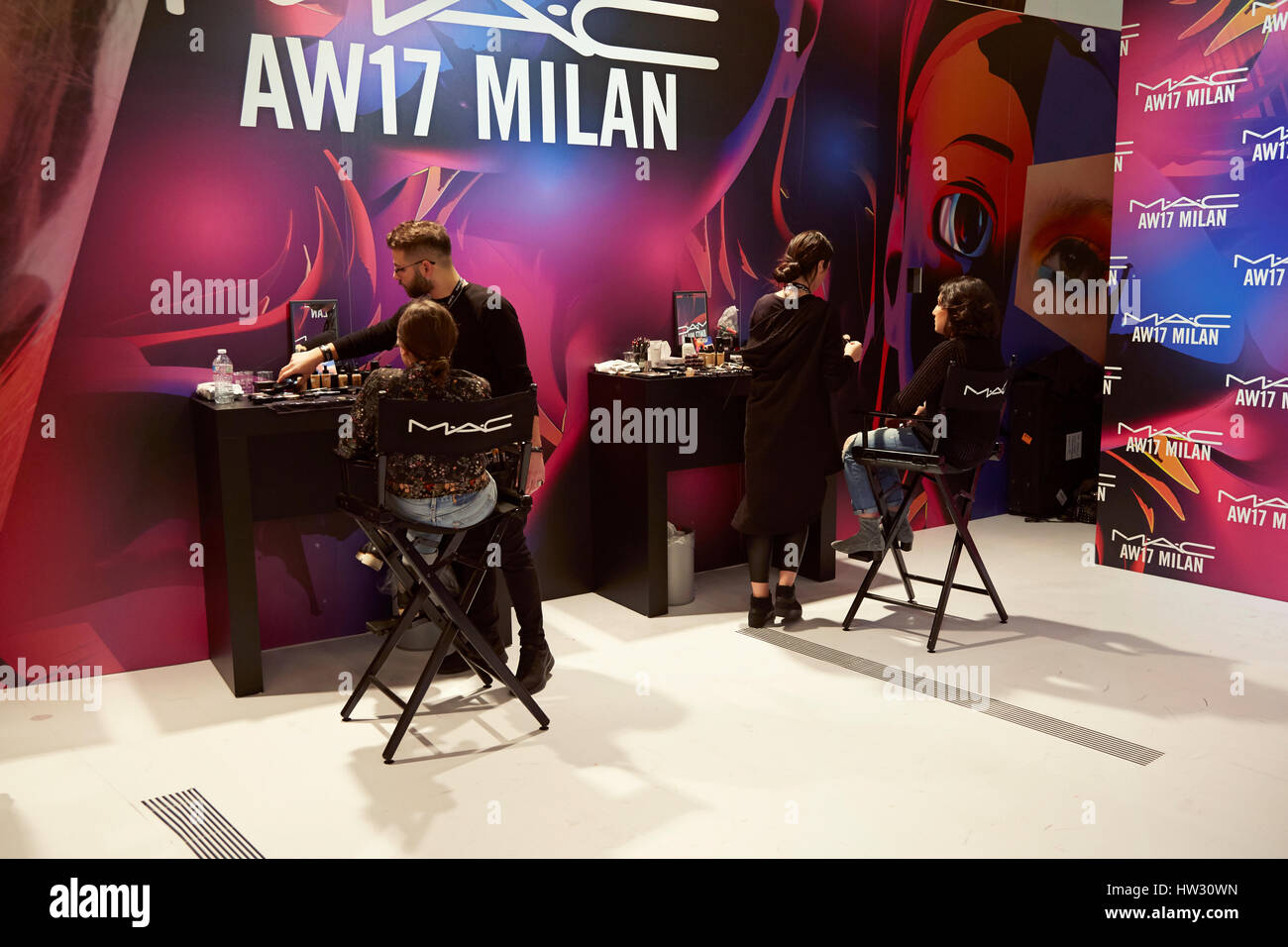 Mac cosmetics patrocinador en la Semana de la moda de Milán: variados  productos faciales y oculares en el negro maquillaje mesa y silla  Fotografía de stock - Alamy