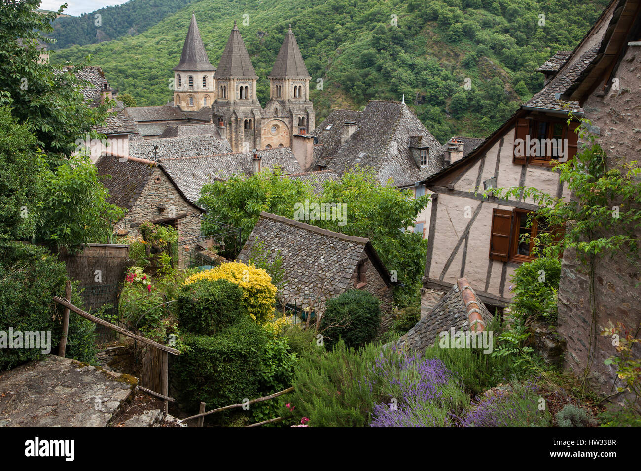 Casas medievales en la ladera de la colina y la iglesia abacial de Sainte  Foy (Abbatiale Sainte-Foy de Conques) En Conques, Aveyron, Francia  Fotografía de stock - Alamy